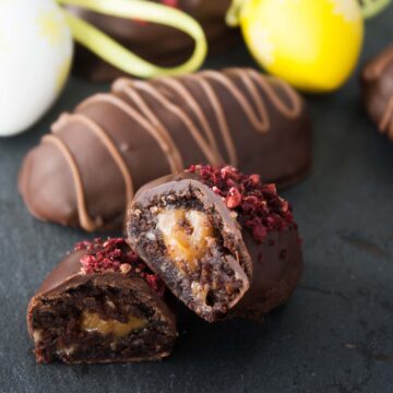 Paaskeaeg med troeffelmasse og dulce de leche small