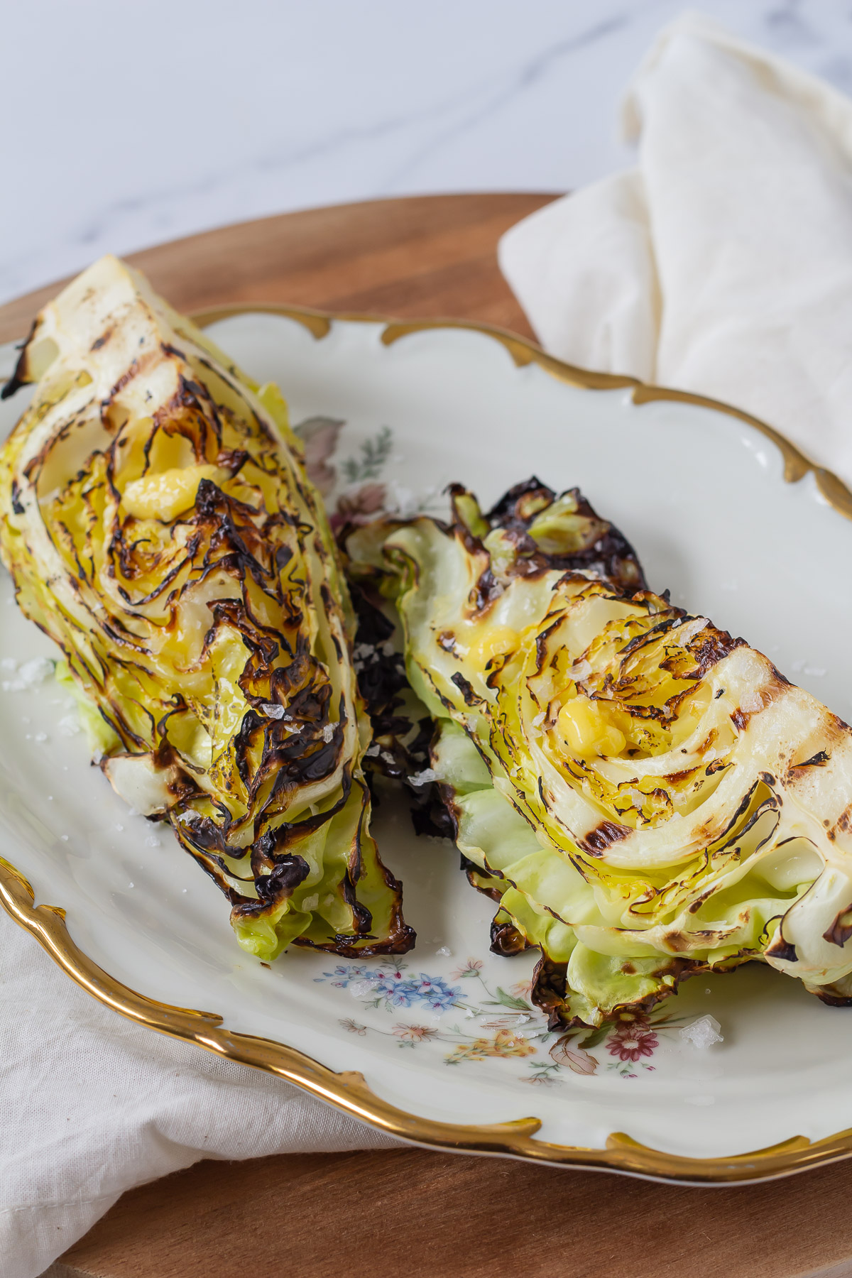 Grillet spidskaal med smoer og salt