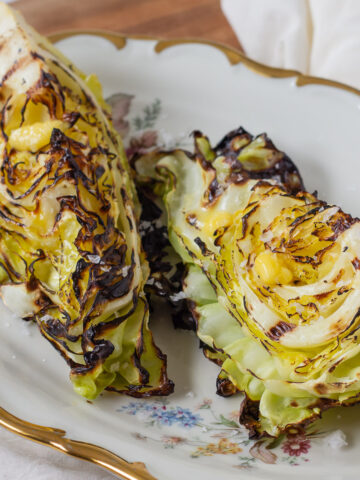 Grillet spidskaal med smoer og salt