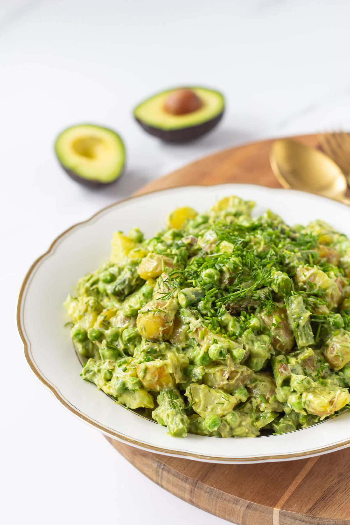 Cremet kartoffelsalat med asparges og ærter