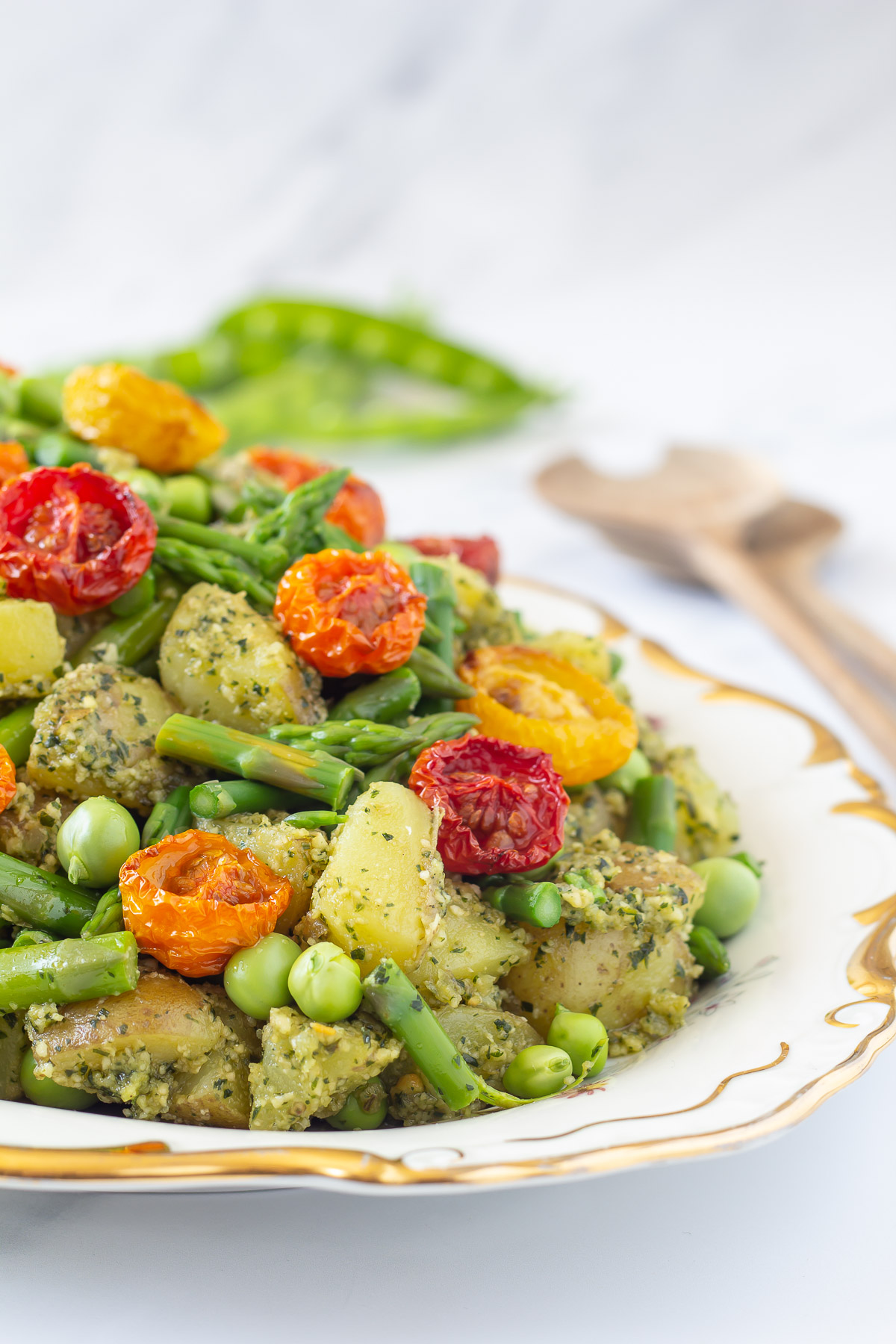 Kold grøn kartoffelsalat med pesto. ærter og asparges