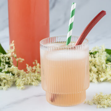 Hyldeblomstsaft med rabarber