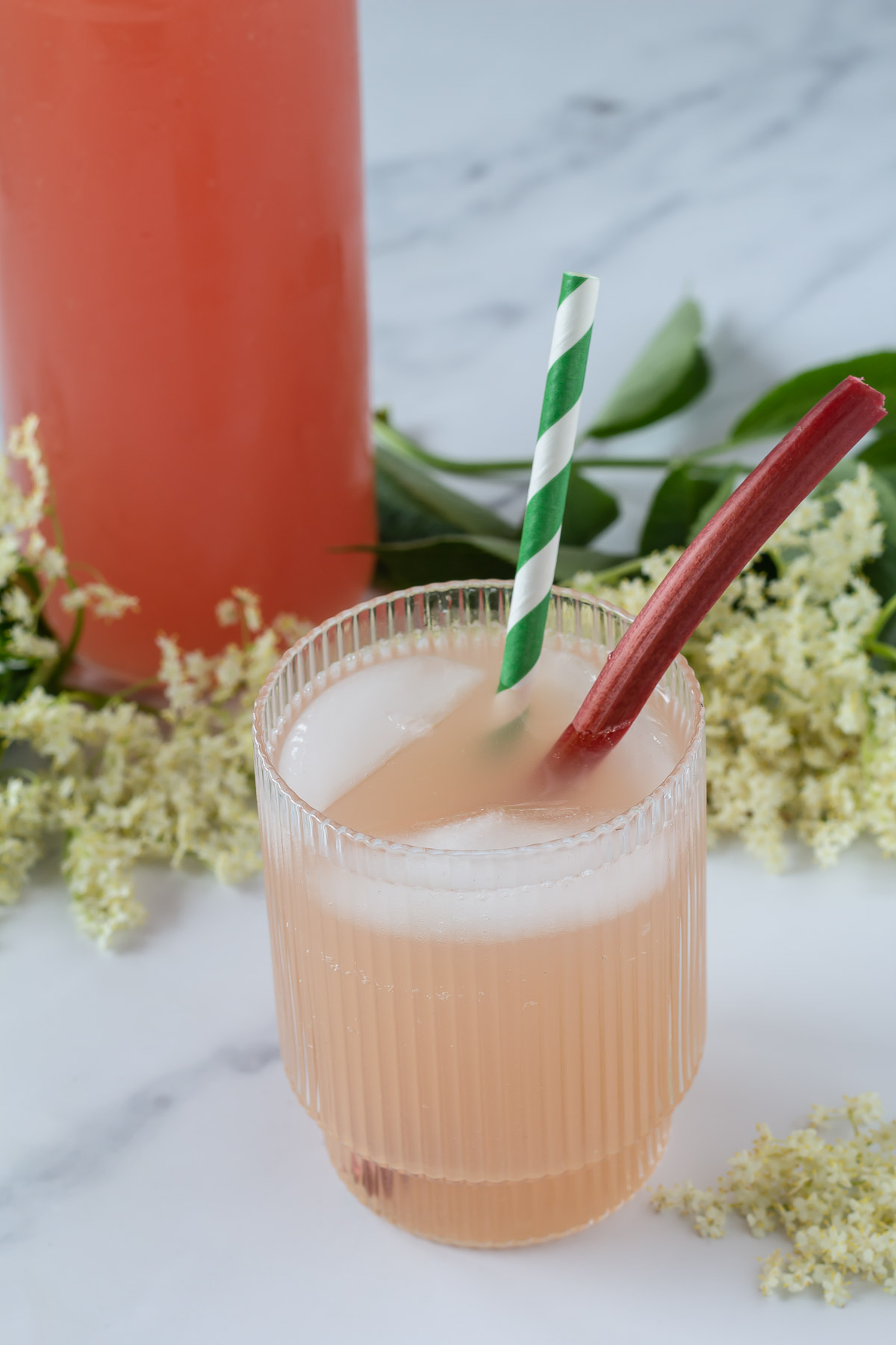 Rabarber-hyldeblomstsaft