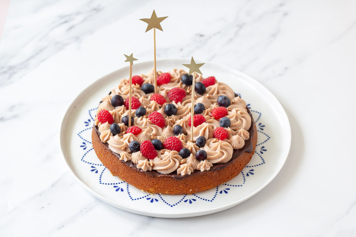 Mazarinkage med jordbaer rabarber mousse