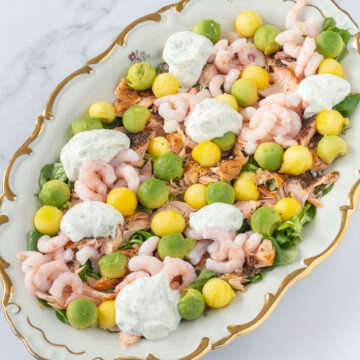 Sommer forret med varmroeget laks og rejer