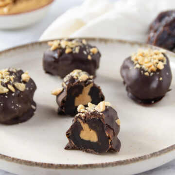 Dadler med peanutbutter og chokolade