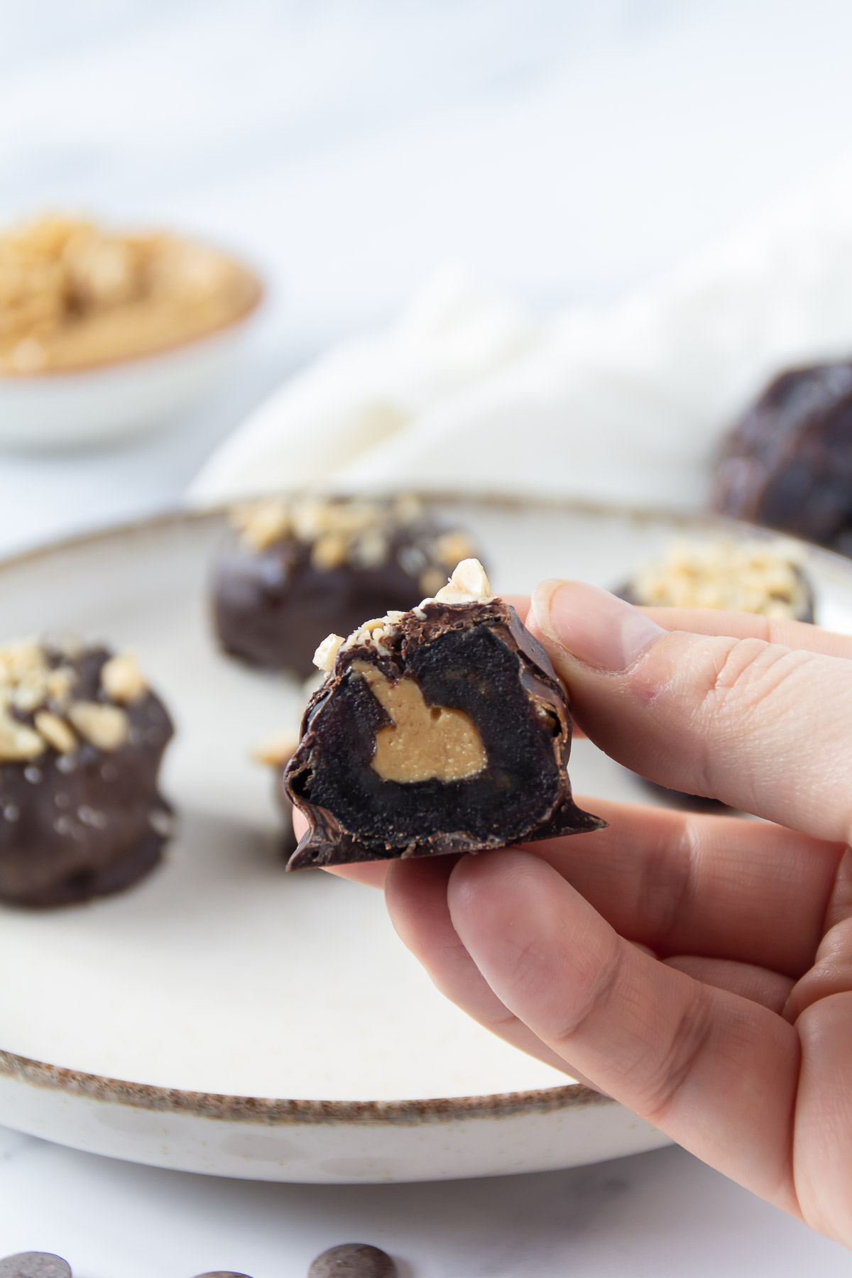 Dadler med peanutbutter og chokolade