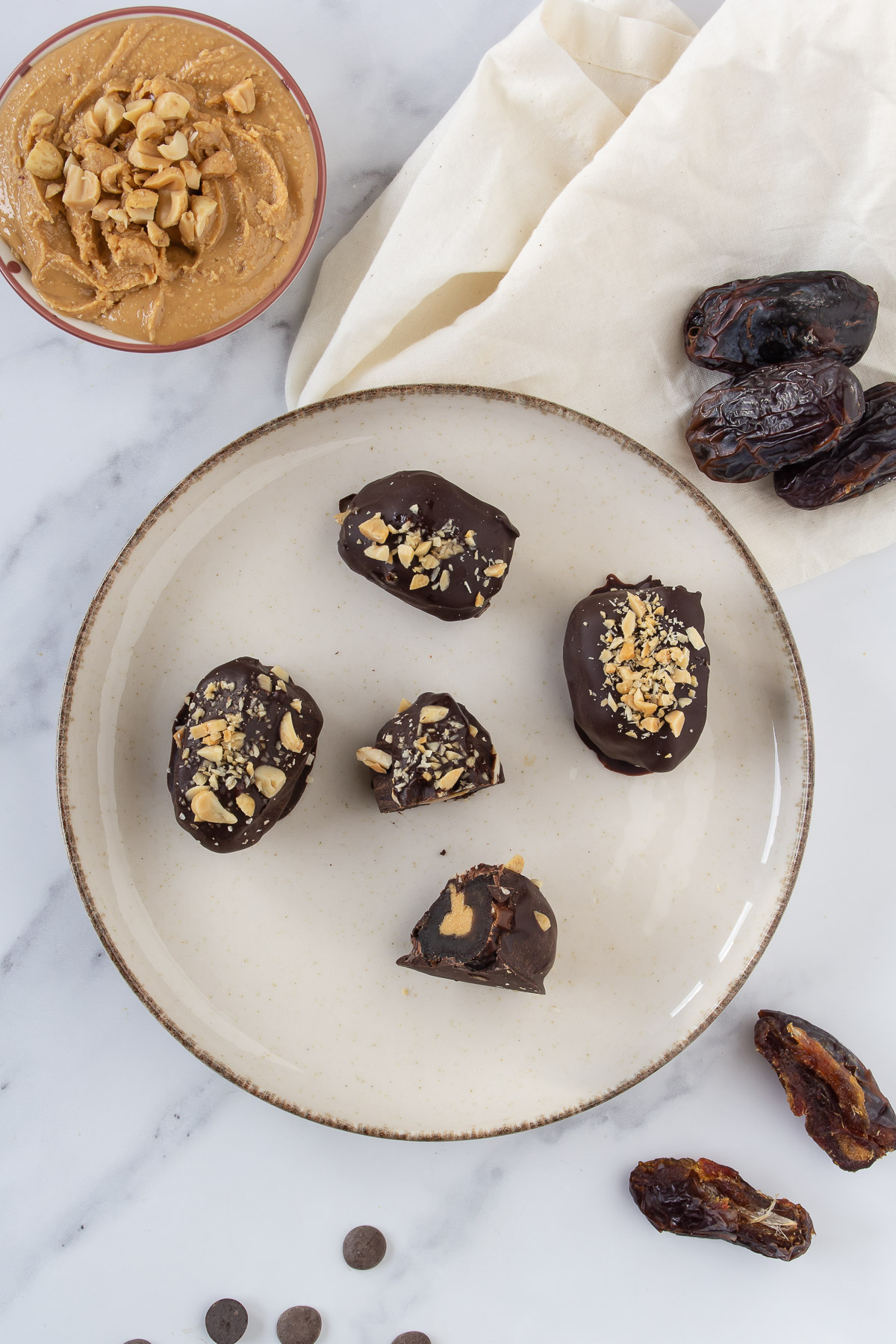 Dadler med peanutbutter og chokolade