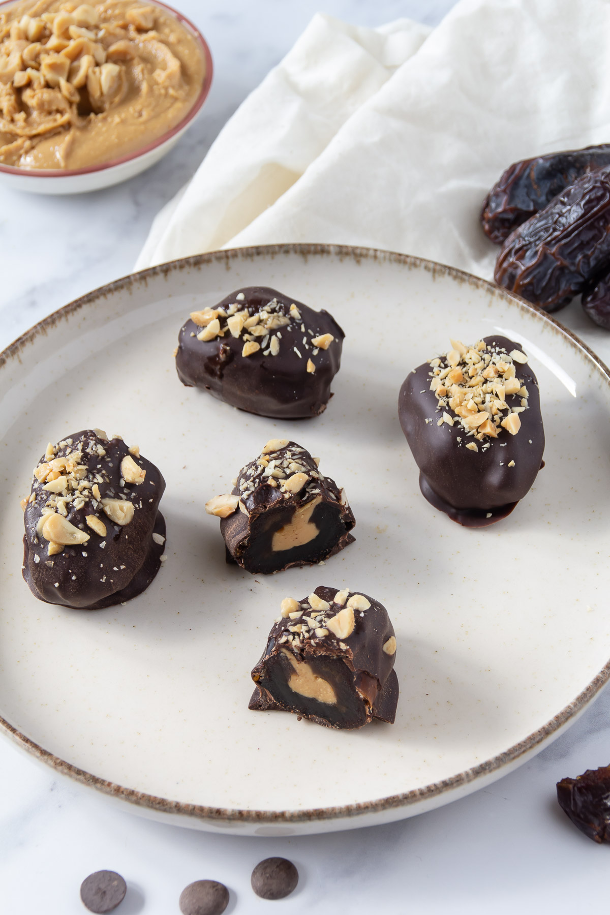 Dadler med peanutbutter og chokolade