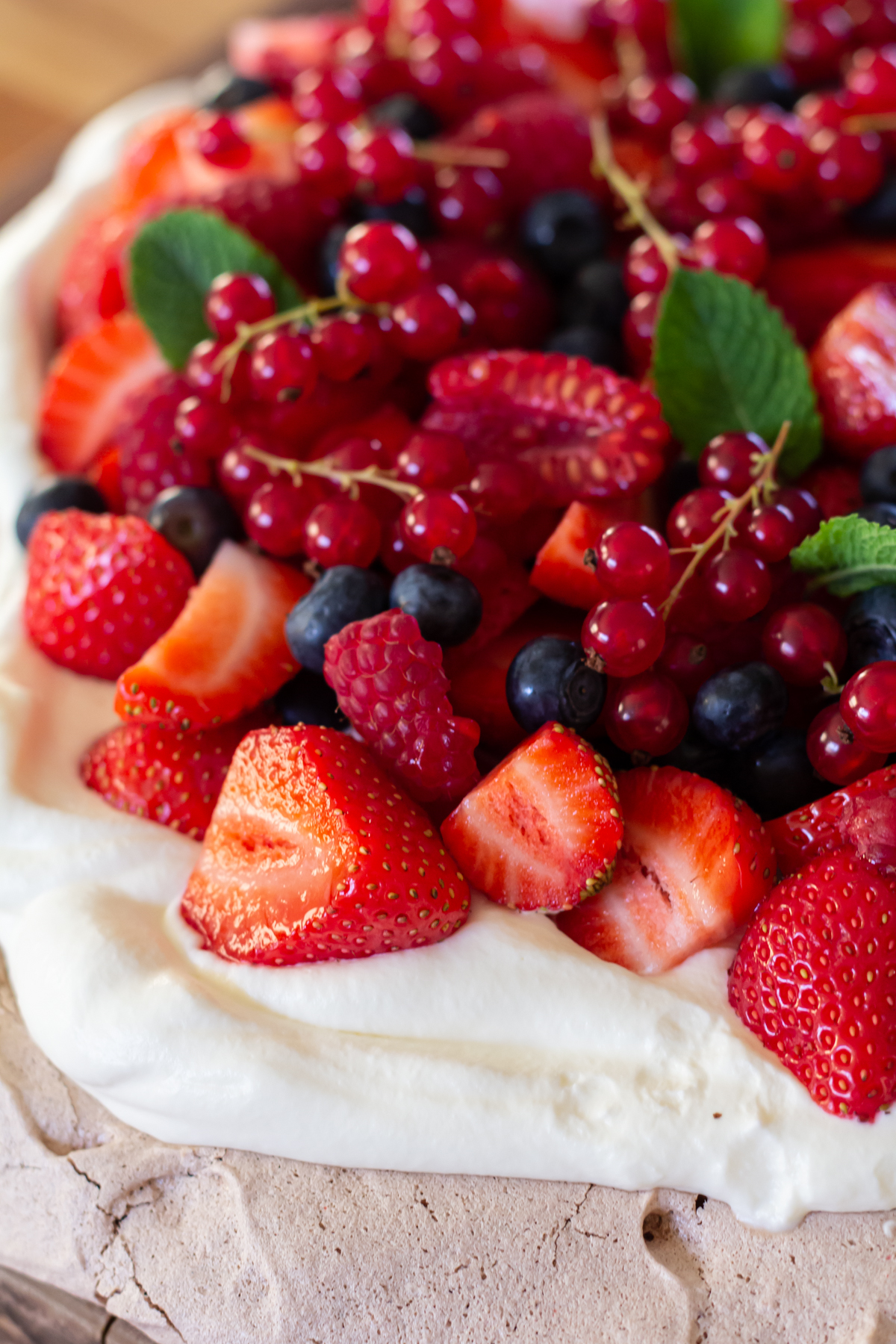 Chokolade pavlova med flødeskum og bær ()