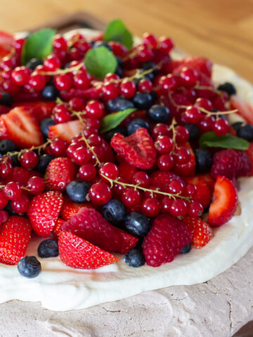 Chokolade pavlova med flødeskum og bær ()