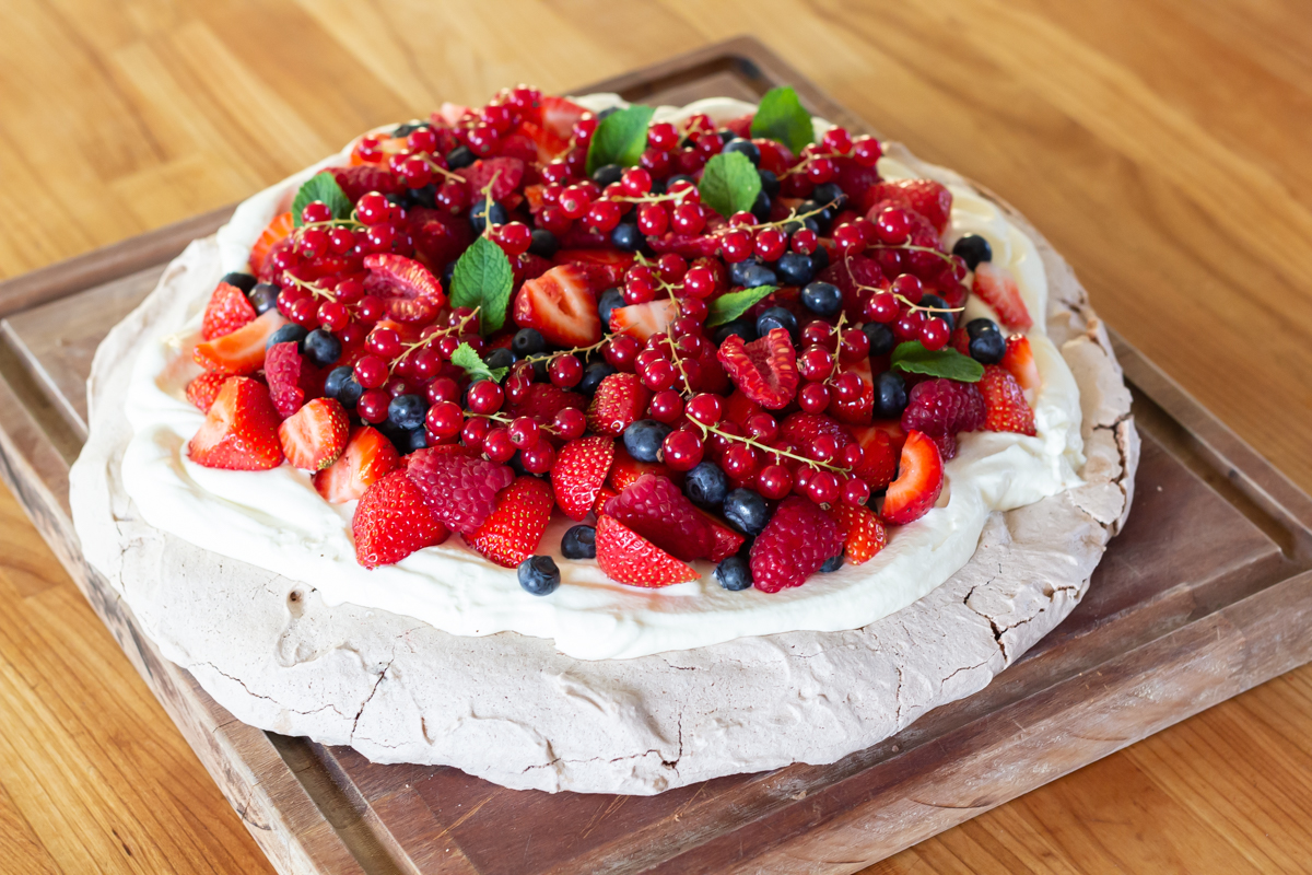 Chokolade pavlova med flødeskum og bær ()