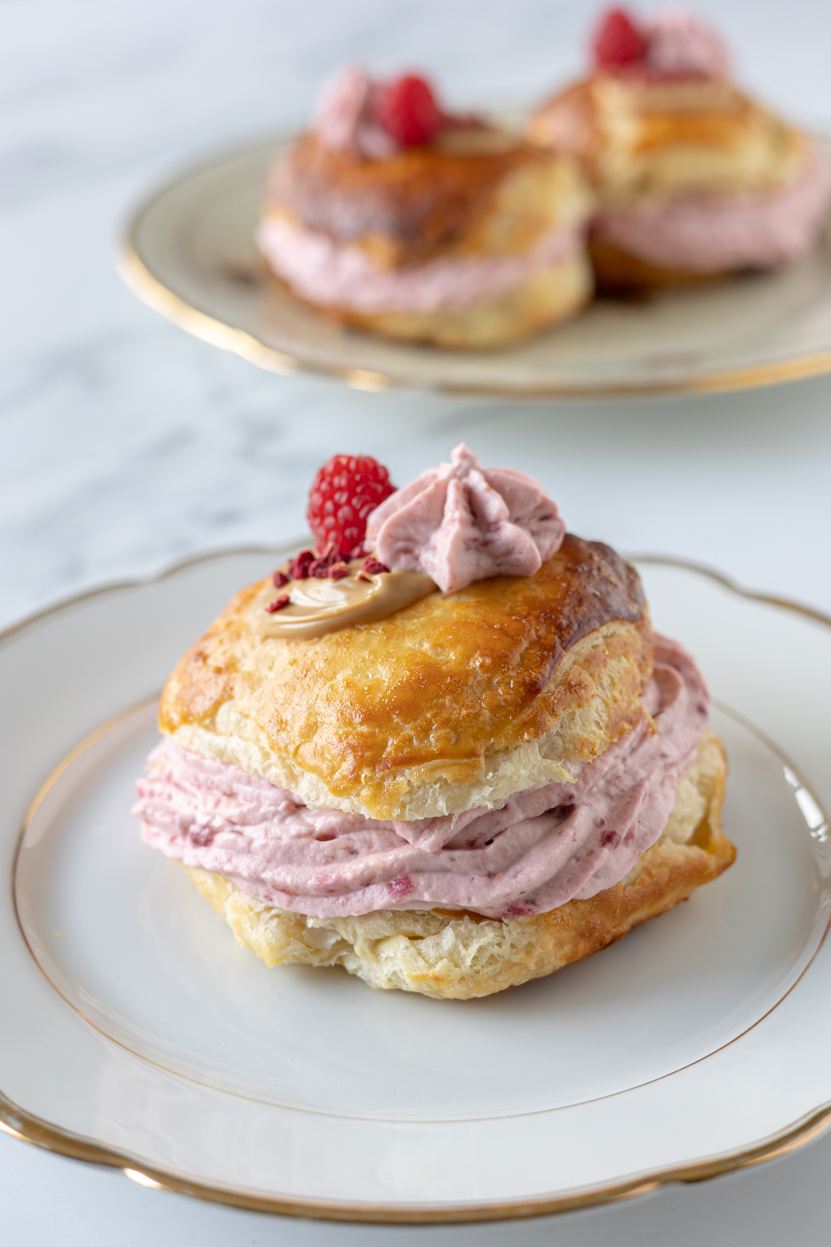 Fastelavnsboller med karamel og hindbaer