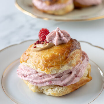 Fastelavnsboller med karamel og hindbaer