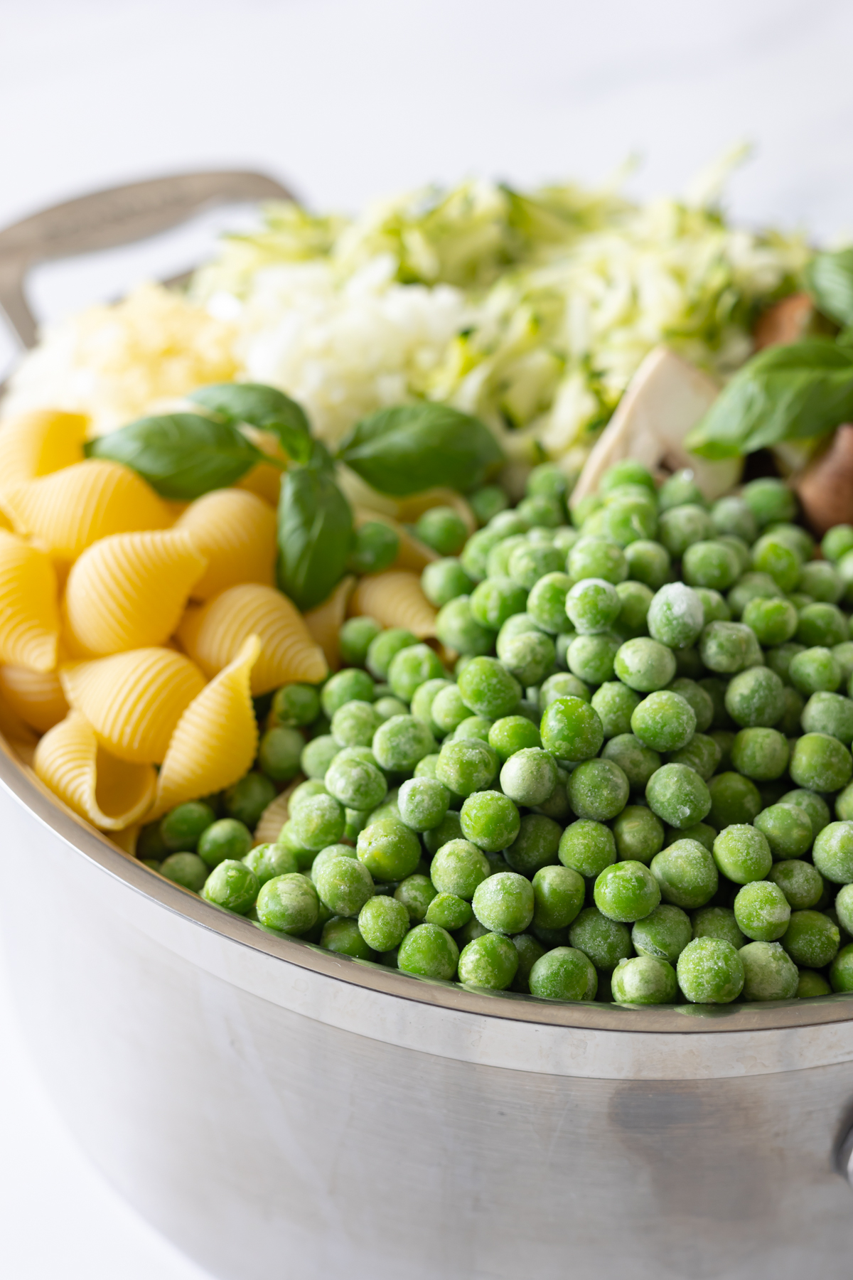Vegetarisk one pot pasta med ærter ()