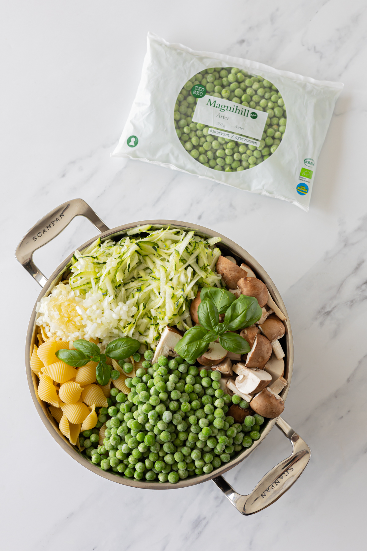 Vegetarisk one pot pasta med ærter ()