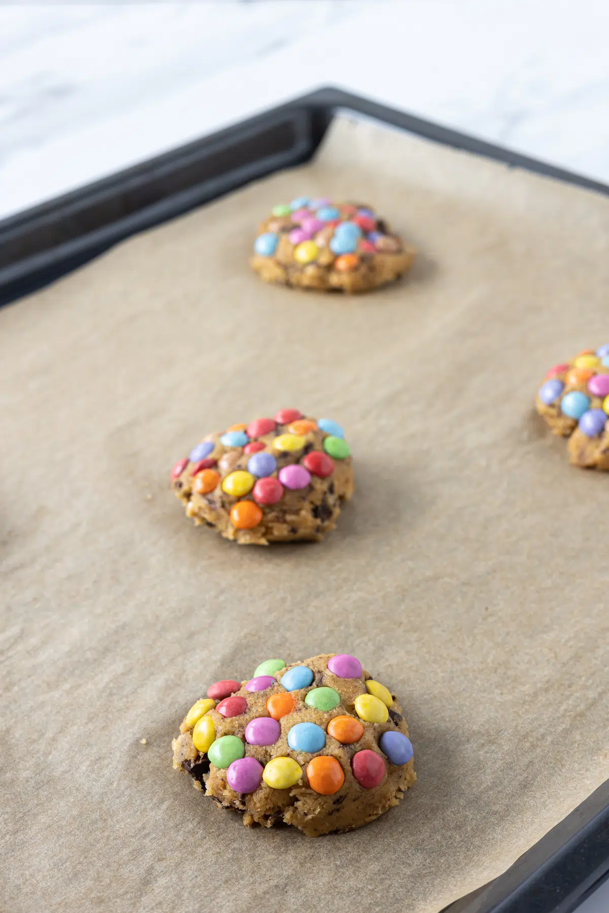 Cookies med smarties inden bagning