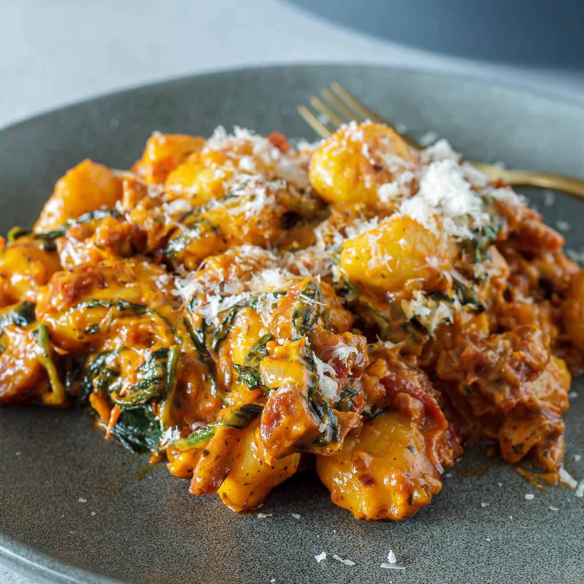 Cremet gnocchi med chorizo og spinat