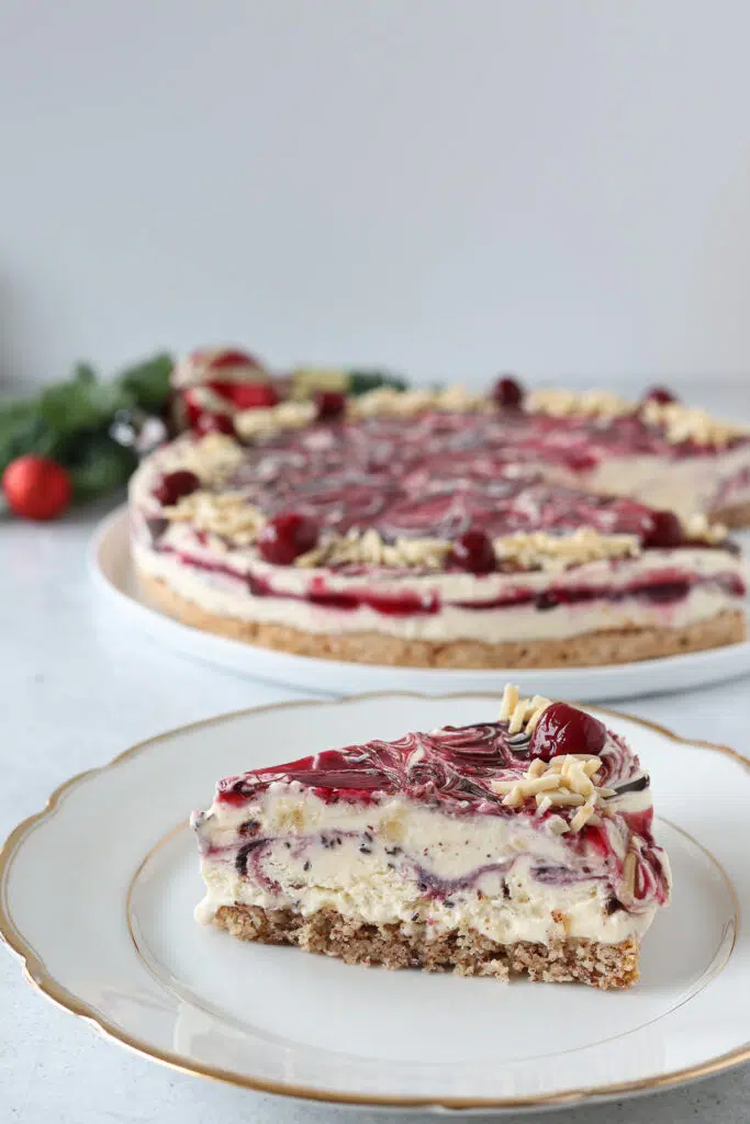 Juleislagkage med marcipan chokolade og kirsebærsovs ()