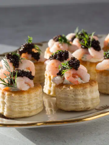 Bouchees eller krustader med urtecreme og rejer ()