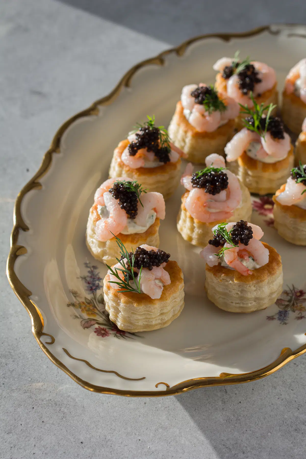 Bouchees eller krustader med urtecreme og rejer ()