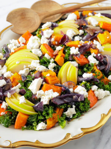 Græskarsalat med bagt hokkaido, grønkål og feta ()