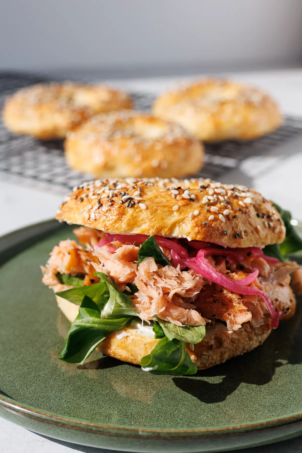 Protein bagels med fyld af varmrøget laks, flødeost og syltede rødløg