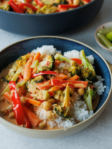 Rød karry med grøntsager ()