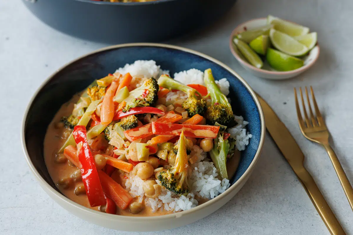 Rød karry med grøntsager ()