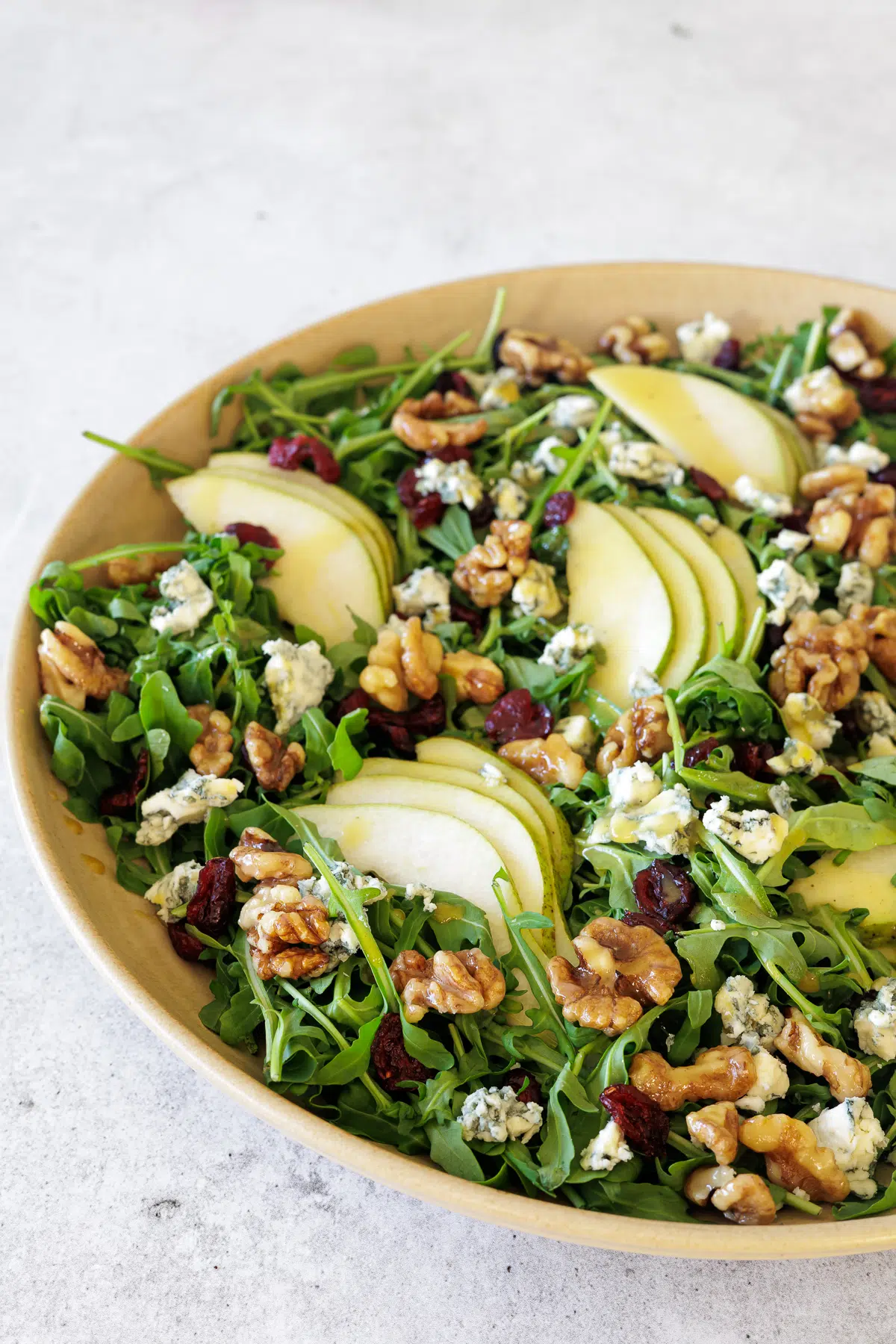 Salat med pære og blåskimmelost – med honningristede valnødder ()