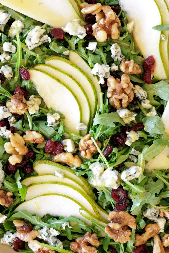 Salat med pære og blåskimmelost – med honningristede valnødder ()